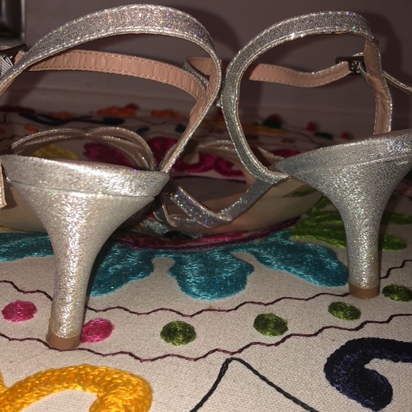 Silver Heels - Picture 3 of 6